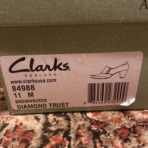 NWT Clarks artisan diamond trust booties in brown suede w-active air tech - Picture 2 of 9